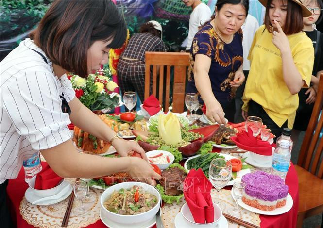 莱州各民族文化体育旅游节期间举行的传统美食厨艺比赛。越通社记者 贵忠 摄
