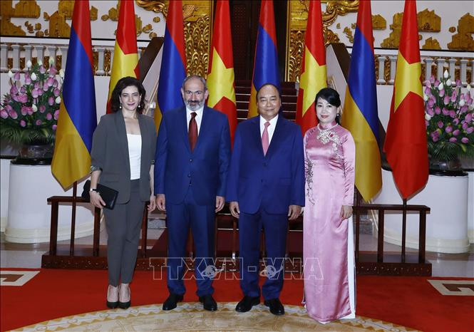 阮春福总理夫妇与亚美尼亚总理夫妇合影。图自越通社