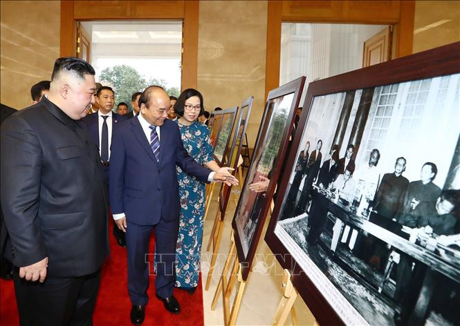 阮春福向金正恩介绍越朝于1950年1月31日建立外交关系69年来两国关系中各重要事件的图片。图自越通社