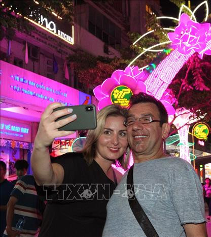 来到胡志明市旅游的外国游客自拍庆祝2019年新年。越通社记者青武 摄