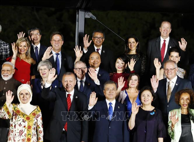 政府总理阮春福夫妇与出席欢迎晚宴其他领导人夫妇合影。越通社记者 统一 摄