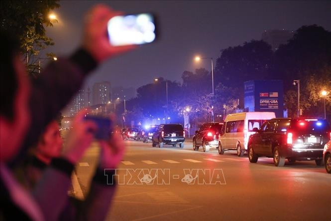 美国总统特朗普护车离开酒店驶往内排机场。越通社记者 仲达 摄