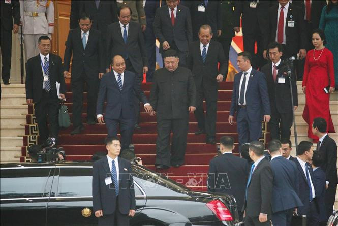 阮春福为朝鲜最高领导人金正恩送行。图自越通社