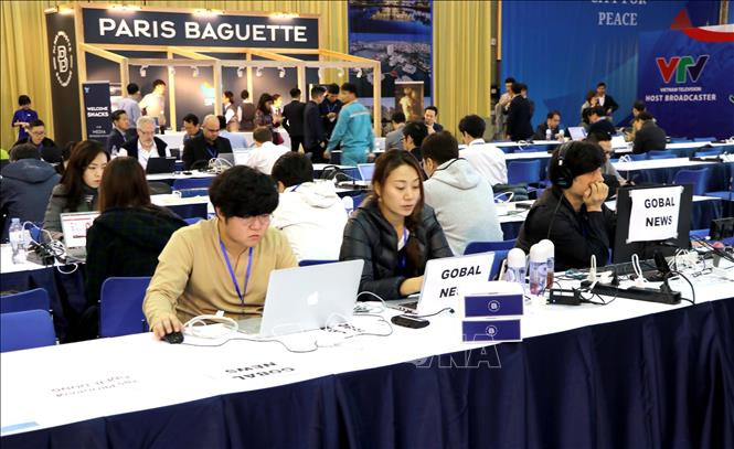 外国媒体记者在国际新闻中心进行报道。越通社记者 明东 摄