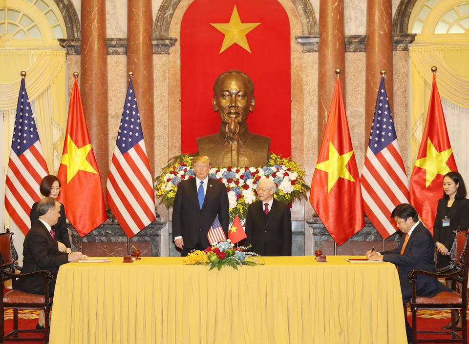 越捷副董事长阮青雄与GE航空集团执行副总裁帕克森（Allen Paxson）签署飞机发动机保修协议。越捷供图