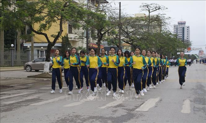 太原省各阶层人民响应全民健身奥林匹克长跑日。图自越通社