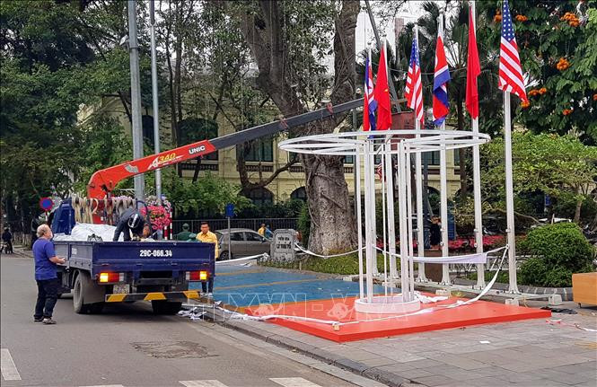 在李太祖广场，各位工人正抓紧时间悬挂美国、越南和朝鲜国旗。越通社记者 玉河 摄