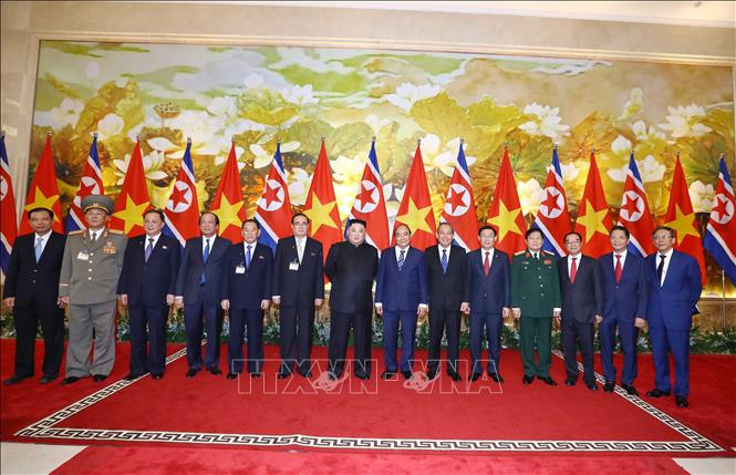 阮春福与金正恩同各位代表合影留念。图自越通社 