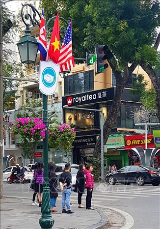 在吴权街上悬挂的美国、越南和朝鲜三国国旗，下面还悬挂握手的标志。越通社记者 玉河 摄