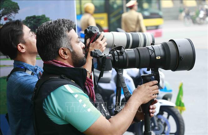 国际媒体记者在长钱街等候美朝领导人。图自越通社