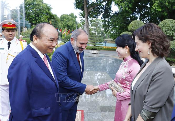 欢迎仪式上的越亚两国总理夫妇。图自越通社