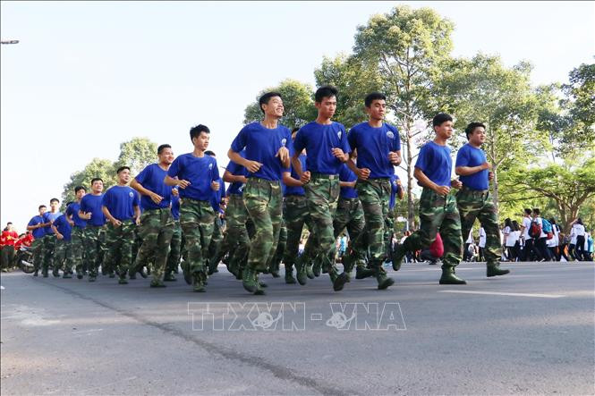 同塔省各阶层人民响应全民健身奥林匹克长跑日。图自越通社