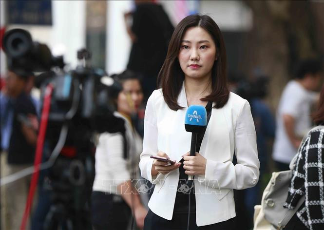 国际媒体记者在会晤举行前进行报道。图自越通社