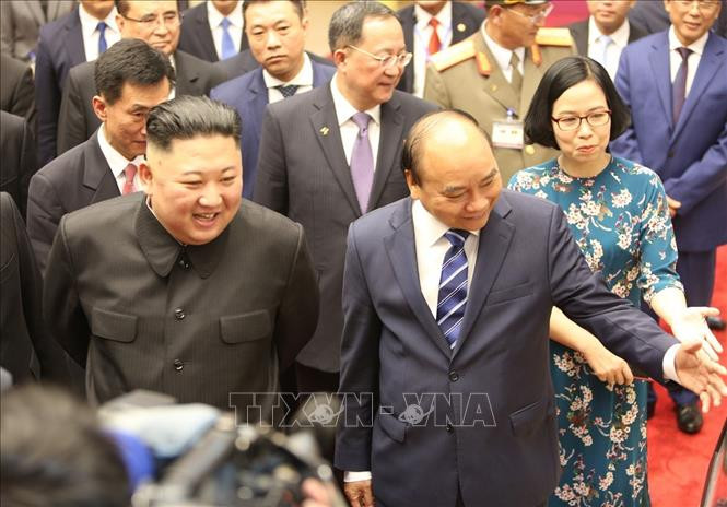 春福和金正恩参观由越通社举办的“越南-朝鲜关系”图片展。图自越通社