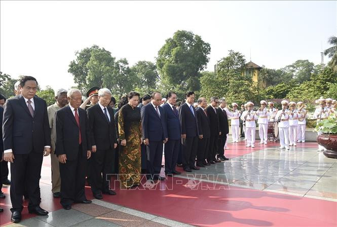 由现任党和国家领导人、原党和国家领导人和越南祖国阵线领导组成的代表团已拜谒胡志明主席陵墓并敬献花圈