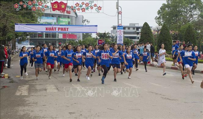 太原省各阶层人民响应全民健身奥林匹克长跑日。图自越通社