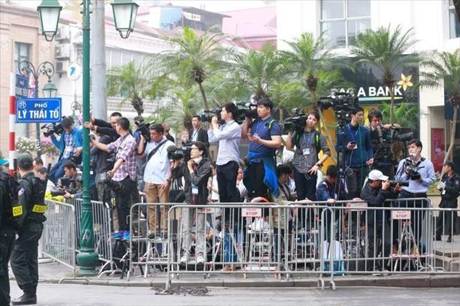 前来报道此次会晤的国内外媒体记者。图自越通社