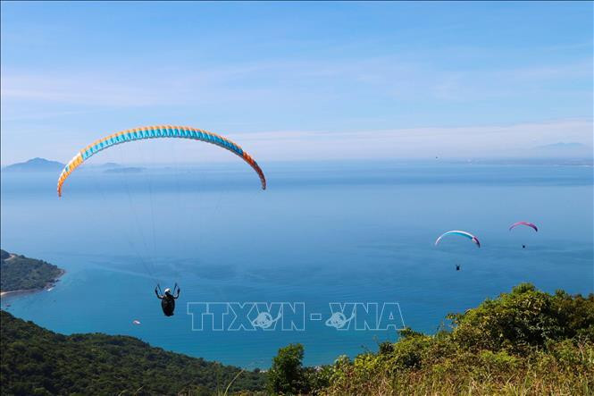 来自全国各地的滑翔伞运动员都展示了各自高超的飞行技能。越通社记者 陈黎林 摄