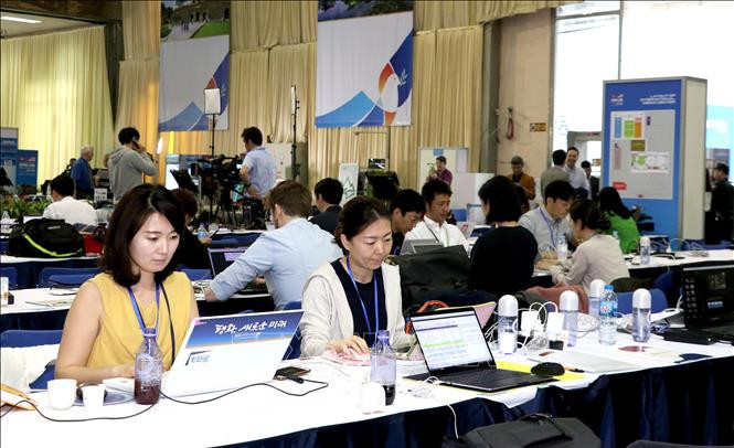 在国际新闻中心，国际媒体记者不间断报道有关此次会晤的信息。图自越通社