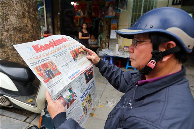 河内市民关注第二次领导人会晤相关消息。图自越通社