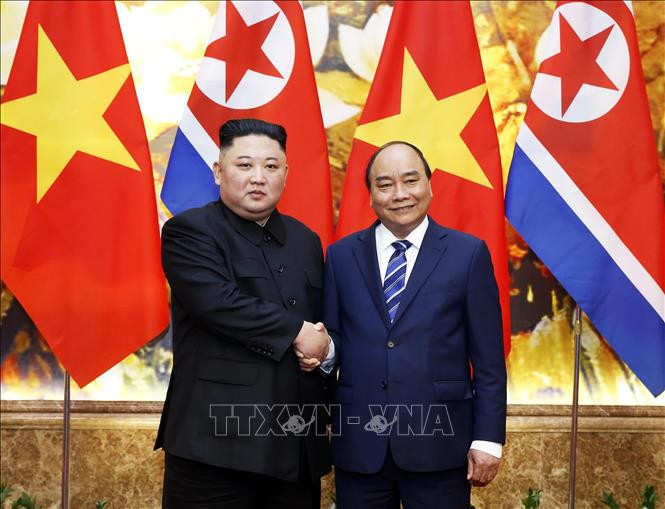 阮春福与朝鲜领导人金正恩握手。图自越通社