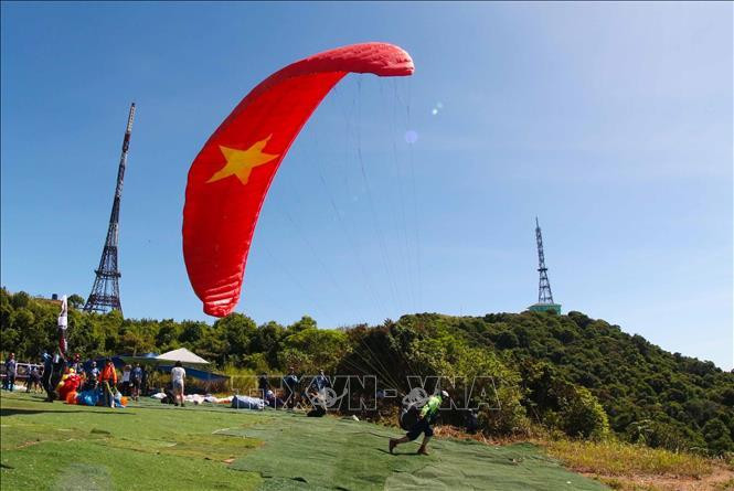 来自全国各地的滑翔伞运动员都展示了各自高超的飞行技能。越通社记者 陈黎林 摄