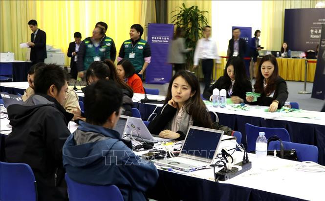 外国媒体记者在国际新闻中心进行报道。越通社记者 明东 摄