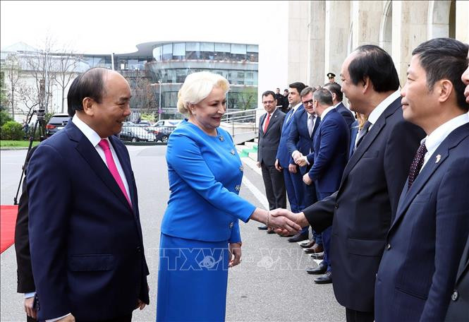 阮春福总理向罗马尼亚总理登奇勒介绍越方代表。越通社记者 统一 摄