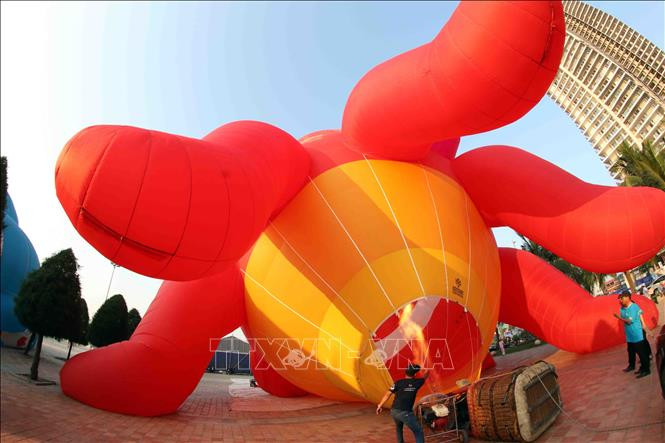 在岘港市东海公园举行的热气球飞行表演。越通社记者 陈黎林 摄