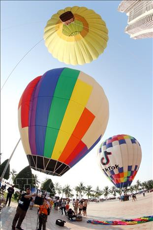 在岘港市东海公园举行的热气球飞行表演。越通社记者 陈黎林 摄