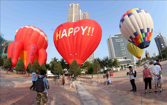 在岘港市东海公园举行的热气球飞行表演。越通社记者 陈黎林 摄