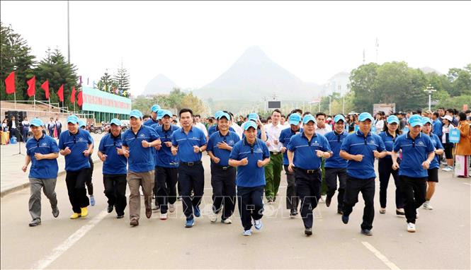 莱州省各阶层人民响应全民健身奥林匹克长跑日。图自越通社
