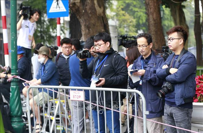 前来报道此次会晤的国内外媒体记者。图自越通社
