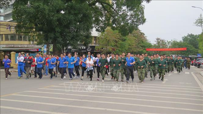 宣光省各阶层人民响应全民健身奥林匹克长跑日。图自越通社