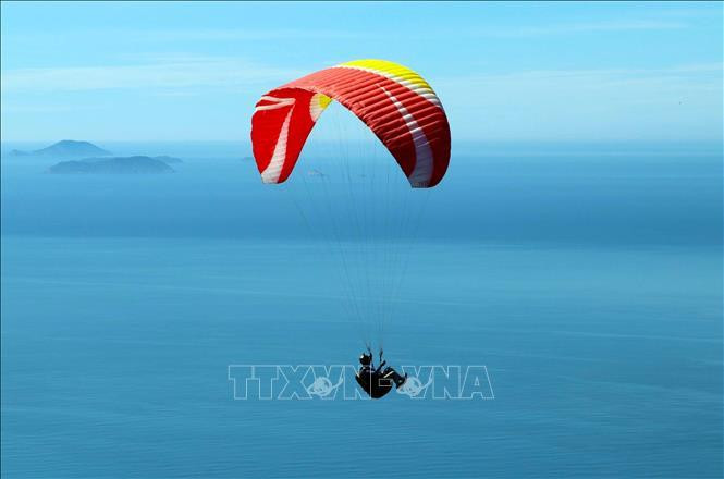 来自全国各地的滑翔伞运动员都展示了各自高超的飞行技能。越通社记者 陈黎林 摄