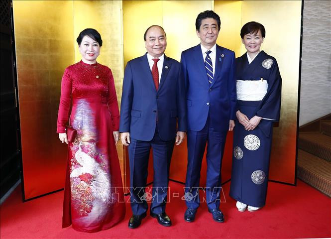 政府总理阮春福夫妇与安倍晋三夫妇在欢迎晚宴上合影。越通社记者 统一 摄