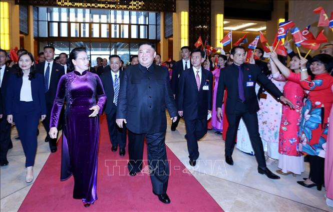 国会主席阮氏金银迎接朝鲜领导人金正恩。图自越通社。