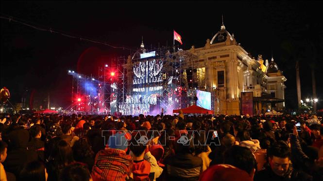 2018年12月31日晚在河内市大剧院前举行的2019年河内倒计时Countdown Party 2019”活动吸引数千人前来参加。越通社记者 成达 摄