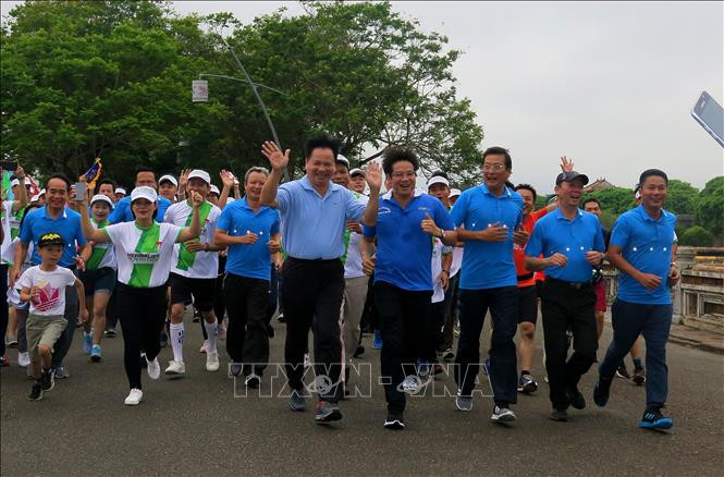 承天顺化省各阶层人民响应全民健身奥林匹克长跑日。图自越通社