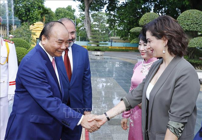 欢迎仪式上的越亚两国总理夫妇。图自越通社