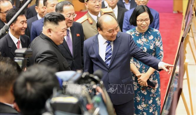 阮春福向金正恩介绍越朝于1950年1月31日建立外交关系69年来两国关系中各重要事件的图片。图自越通社