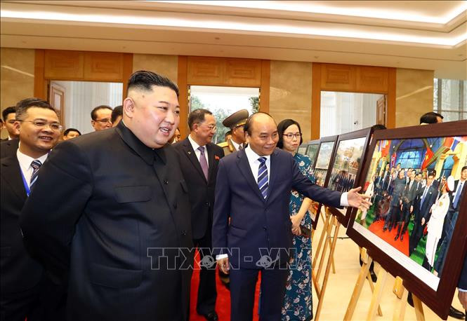 阮春福向金正恩介绍越朝于1950年1月31日建立外交关系69年来两国关系中各重要事件的图片。图自越通社