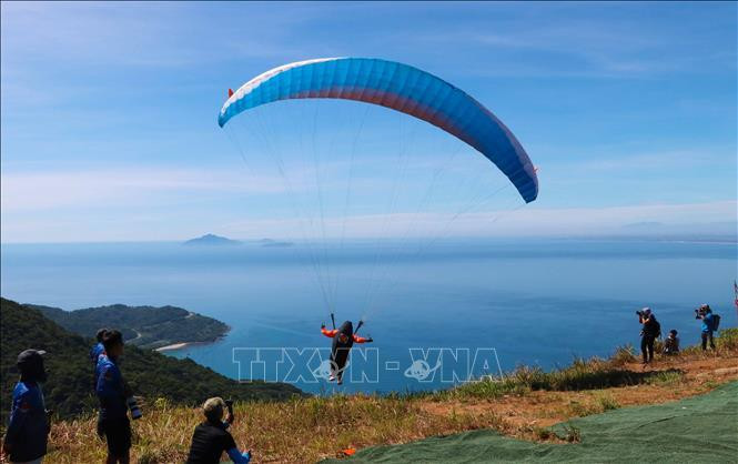 来自全国各地的滑翔伞运动员都展示了各自高超的飞行技能。越通社记者 陈黎林 摄