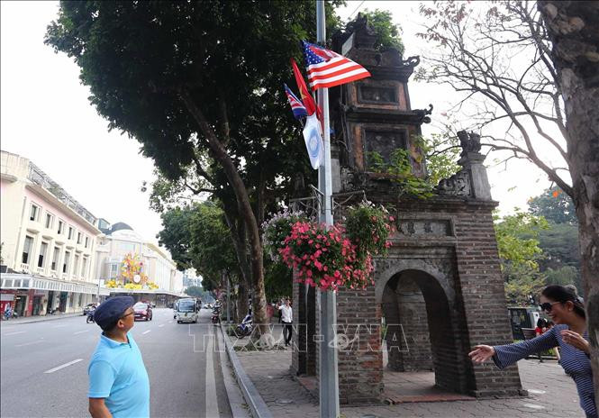 河内市还剑湖周边地区悬挂美国、越南和朝鲜三国国旗。越通社记者 名蓝 摄