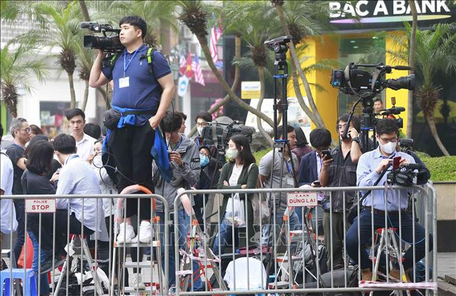前来报道此次会晤的国内外媒体记者。图自越通社