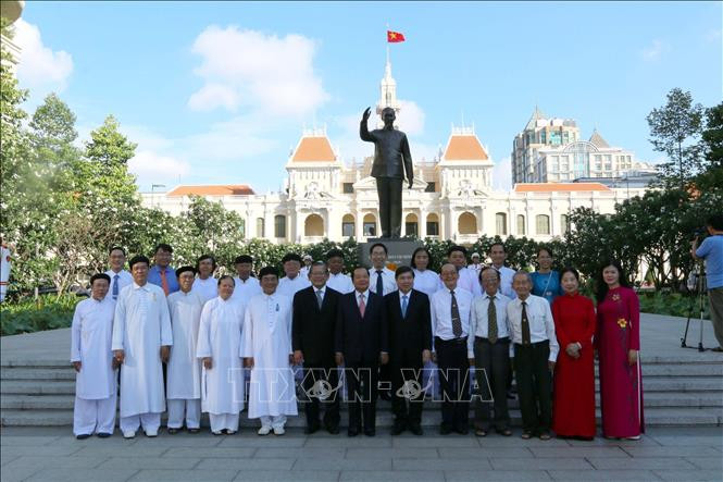 胡志明市领导和原领导与知识分子、宗教神职人员和各民族代表在第一郡胡志明主席塑像前合影。越通社记者 青武 摄