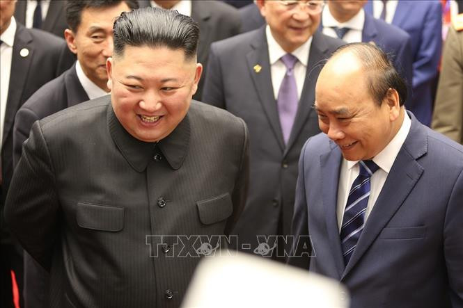 春福和金正恩参观由越通社举办的“越南-朝鲜关系”图片展。图自越通社