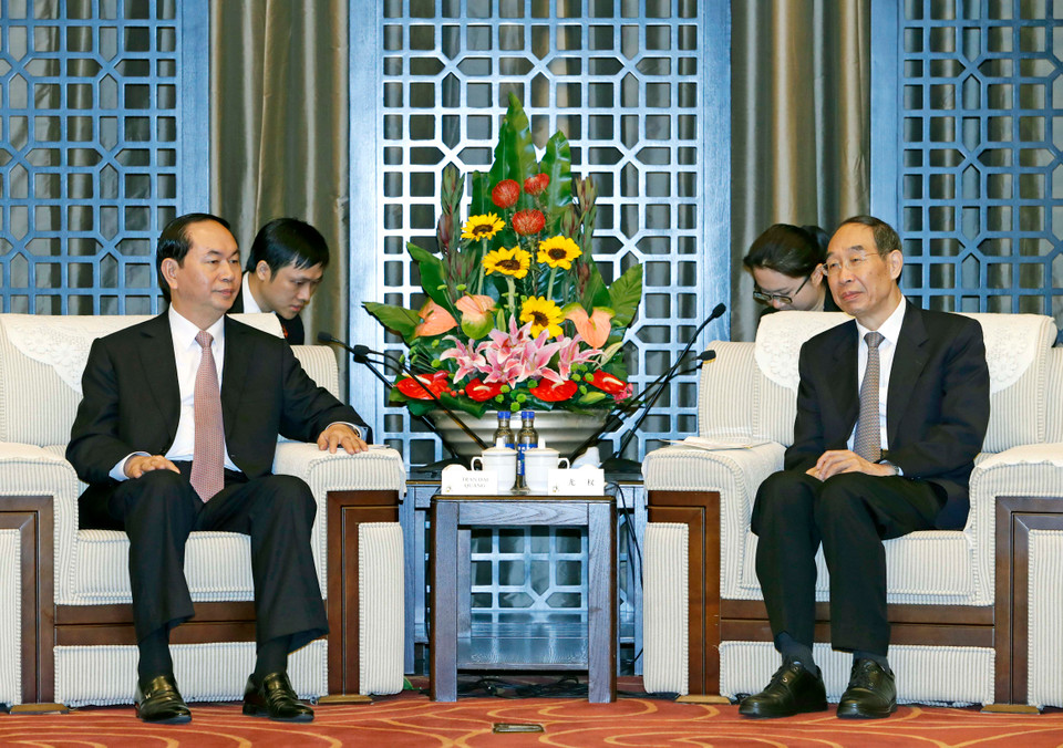 国家主席陈大光（左）会见中共中央委员、福建省委书记、省人大常委会主任尤权。（图片来源：越通社）