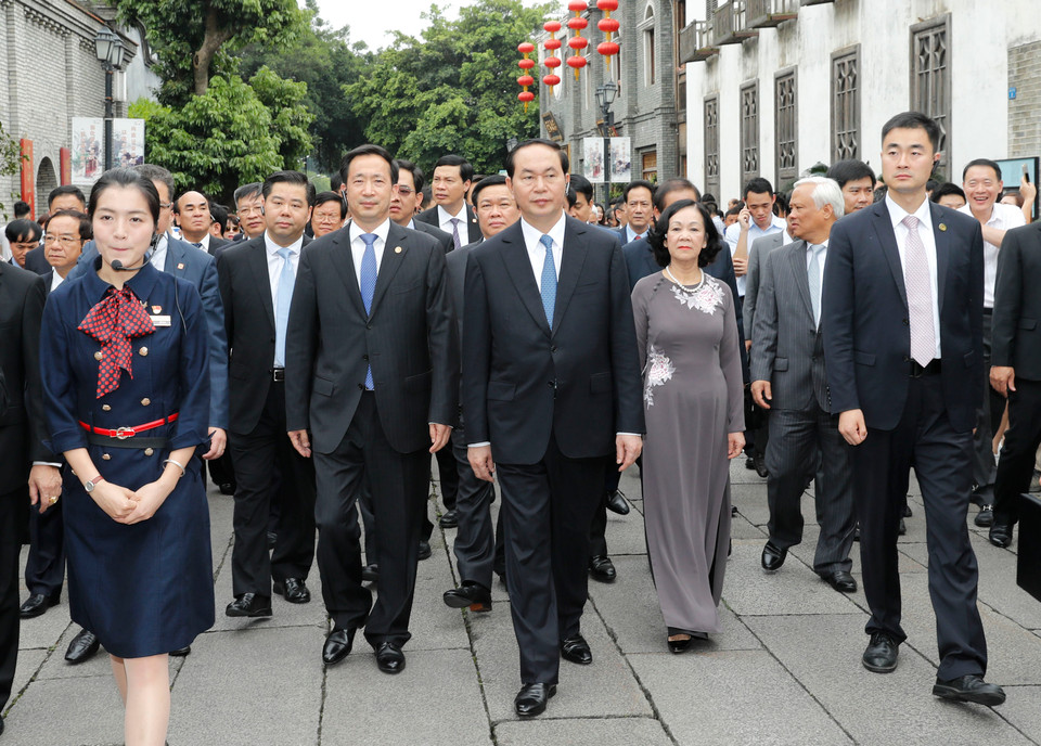 国家主席陈大光一行参观福州市古街。（图片来源：越通社）