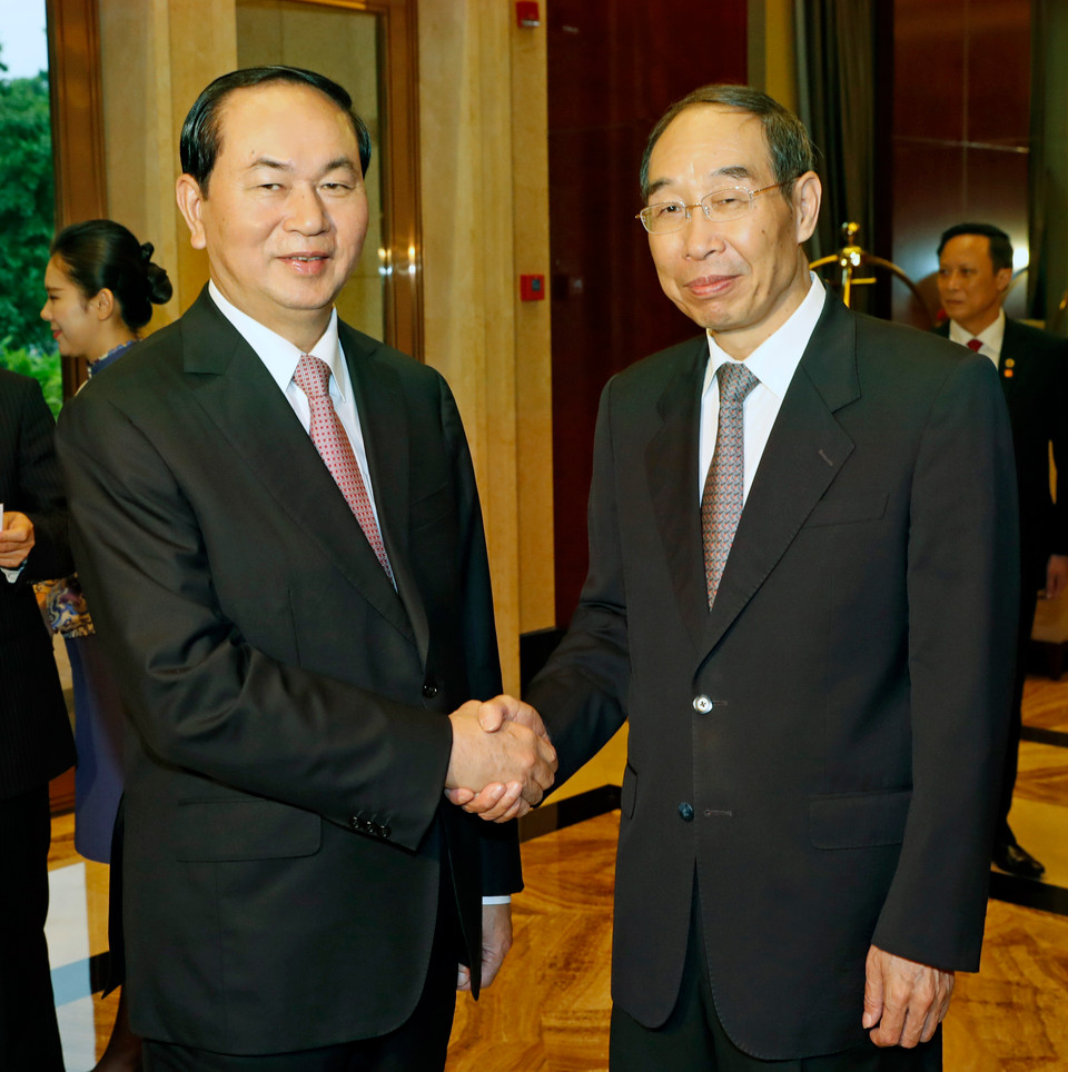 国家主席陈大光（左）会见中共中央委员、福建省委书记、省人大常委会主任尤权。（图片来源：越通社）